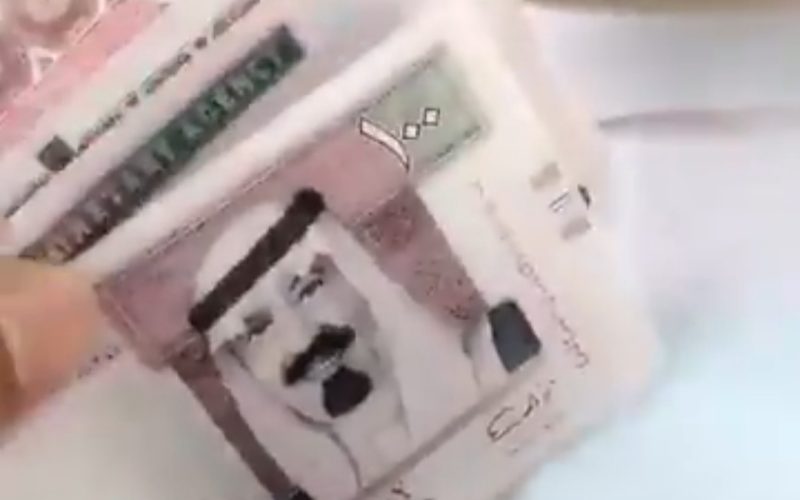 بعد أيام من اعتقاله.. رد مفاجئ من سعودي ظهر في مقطع فيديو وهو يتلف 500 ريال في فم جمل!