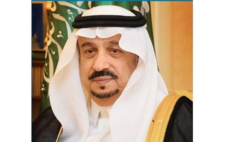 شاهد: أمير الرياض يؤدي صلاة الميت على سلطانة بنت سعود بن عبدالعزيز