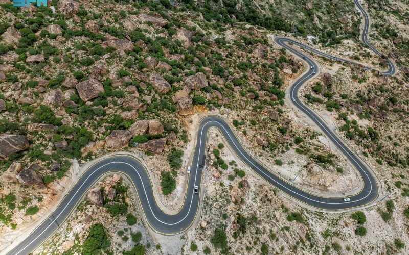 صور حصرية للطريق الجديد والمشروع العملاق في عسير الذي يربط بين جبال السراة الشامخة وسهول تهامة