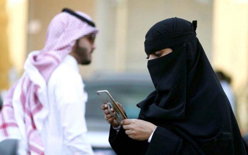 قصة شاب سعودي تزوج من فتاة جميلة تعمل في مكان مختلط وذات يوم وصلها لعملها وعندما شاهد مديرها حدثت المفاجأة!!