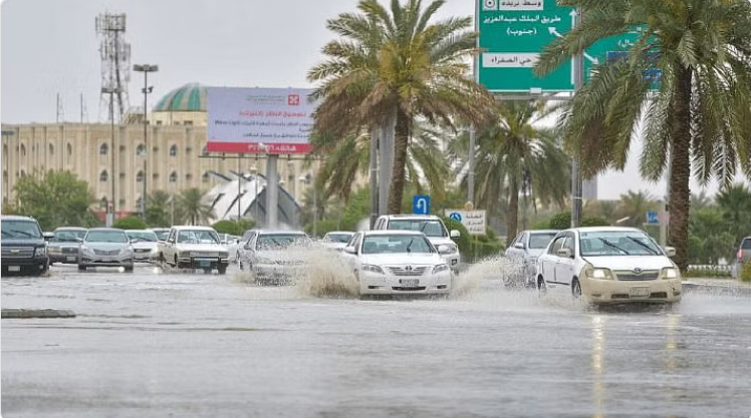 5 مناطق تحت دائرة الخطر.. طقس العرب يحذر سكان السعودية من أمطار مدمرة ستحدث اليوم الأحد