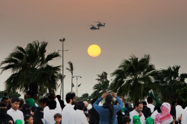 استعراض مذهل لطائرات الأباتشي في احتفالات اليوم الوطني الـ94 في جازان